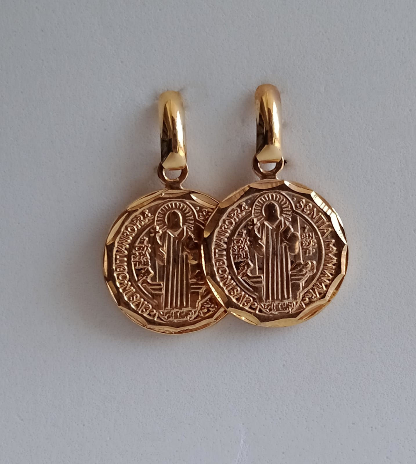 Brinco Medalha de São Bento Banhado no Ouro 18k