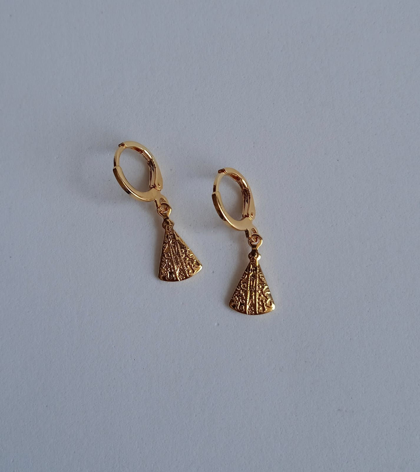 Brinco de Argola Fechada com Nossa Senhora Aparecida Banhado no Ouro 18k