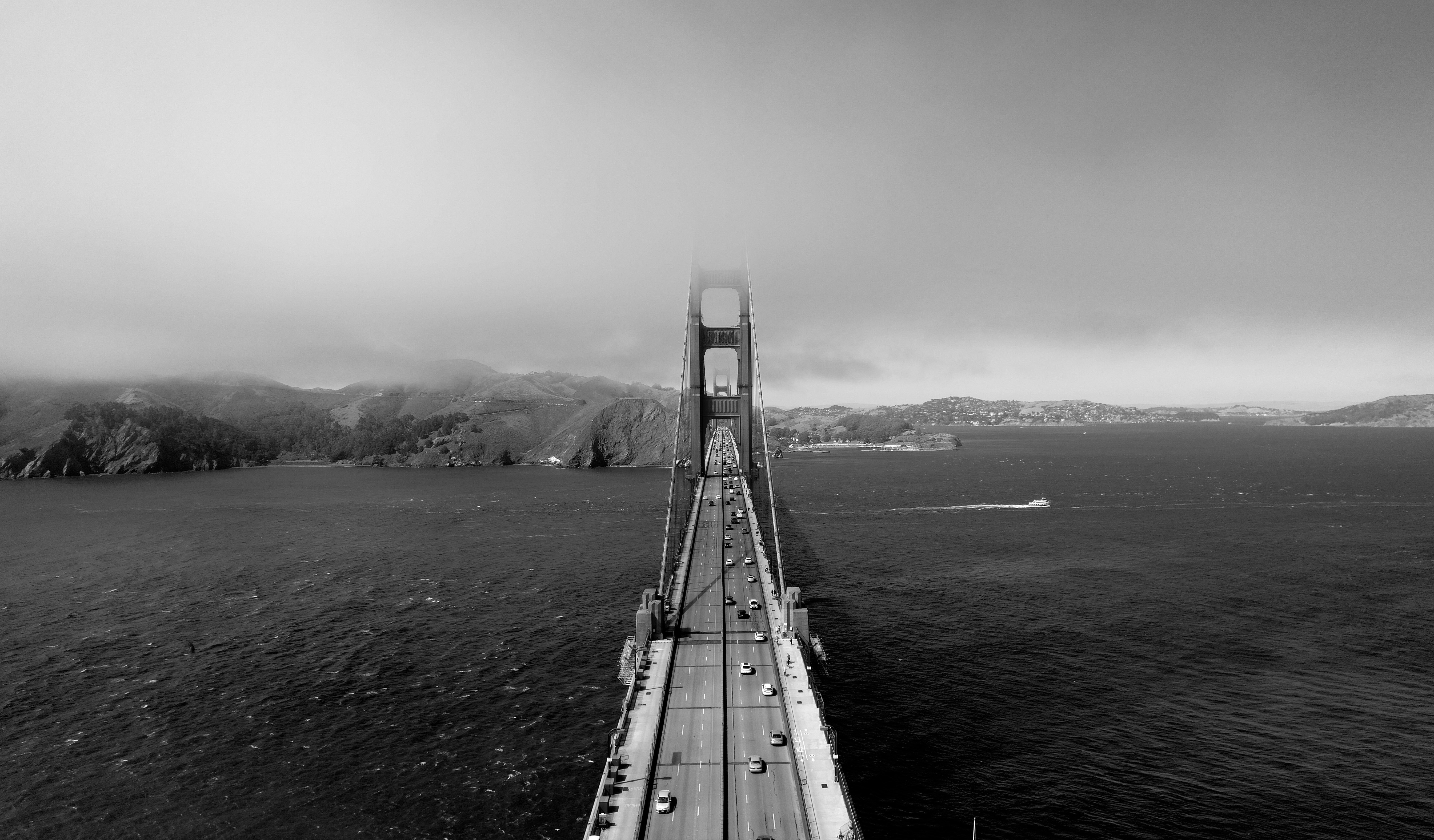 golden gate in black and white