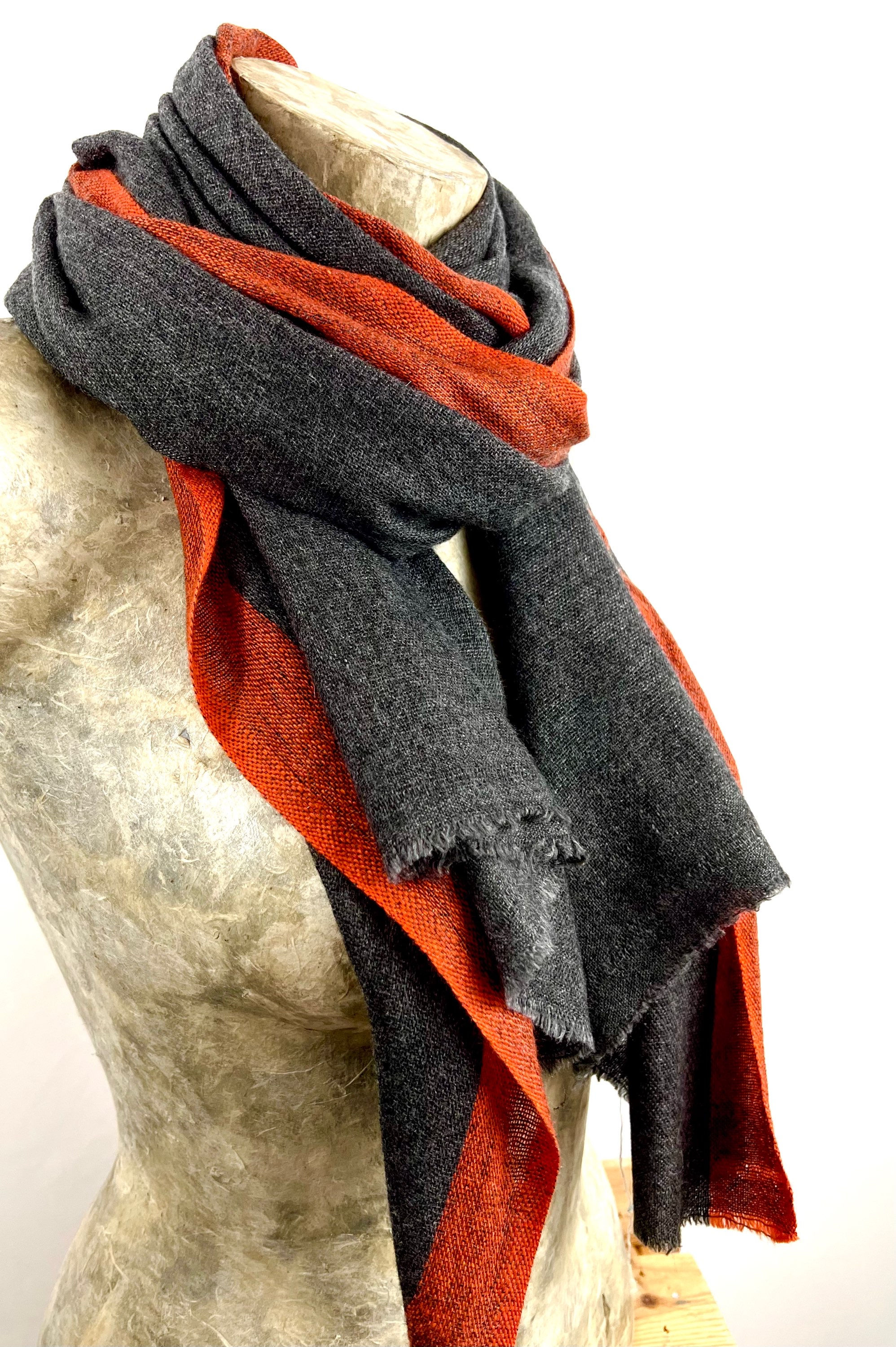 GRIS ANTHRACITE BORDURE ORANGE