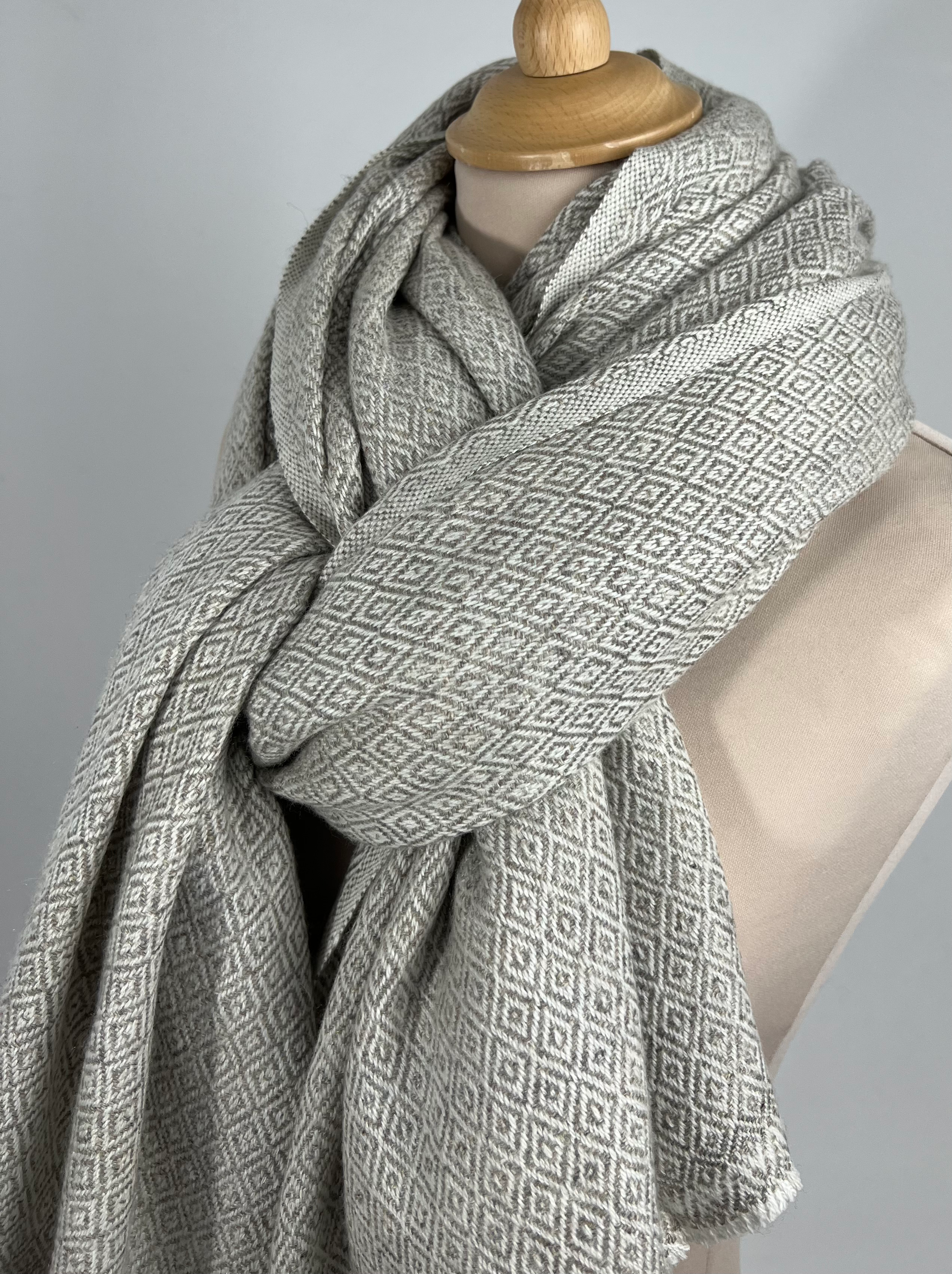 Grande étole losanges taupe.