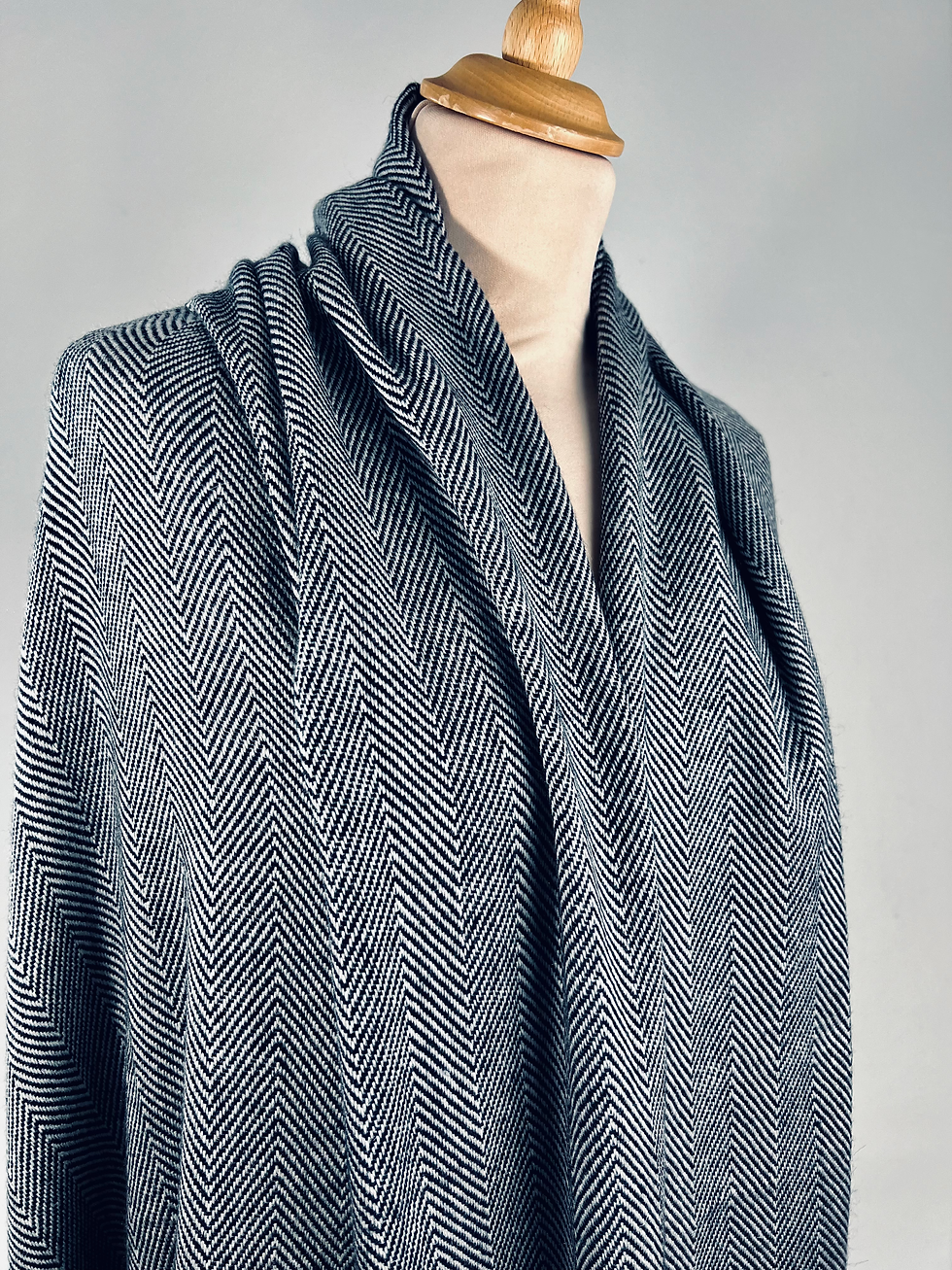 Thumbnail: Mini plaid aux fins chevrons bleu marine.