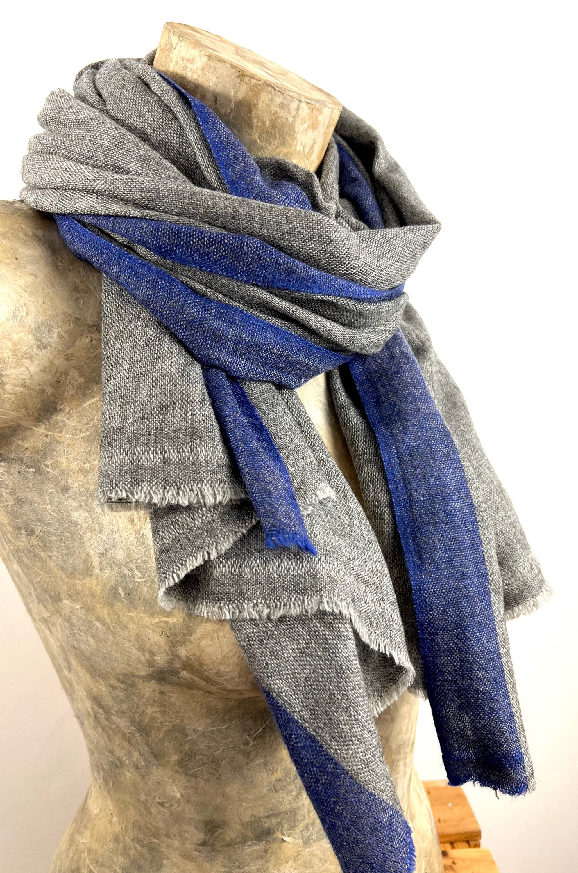 GRIS BORDURE BLEU ÉLECTRIQUE