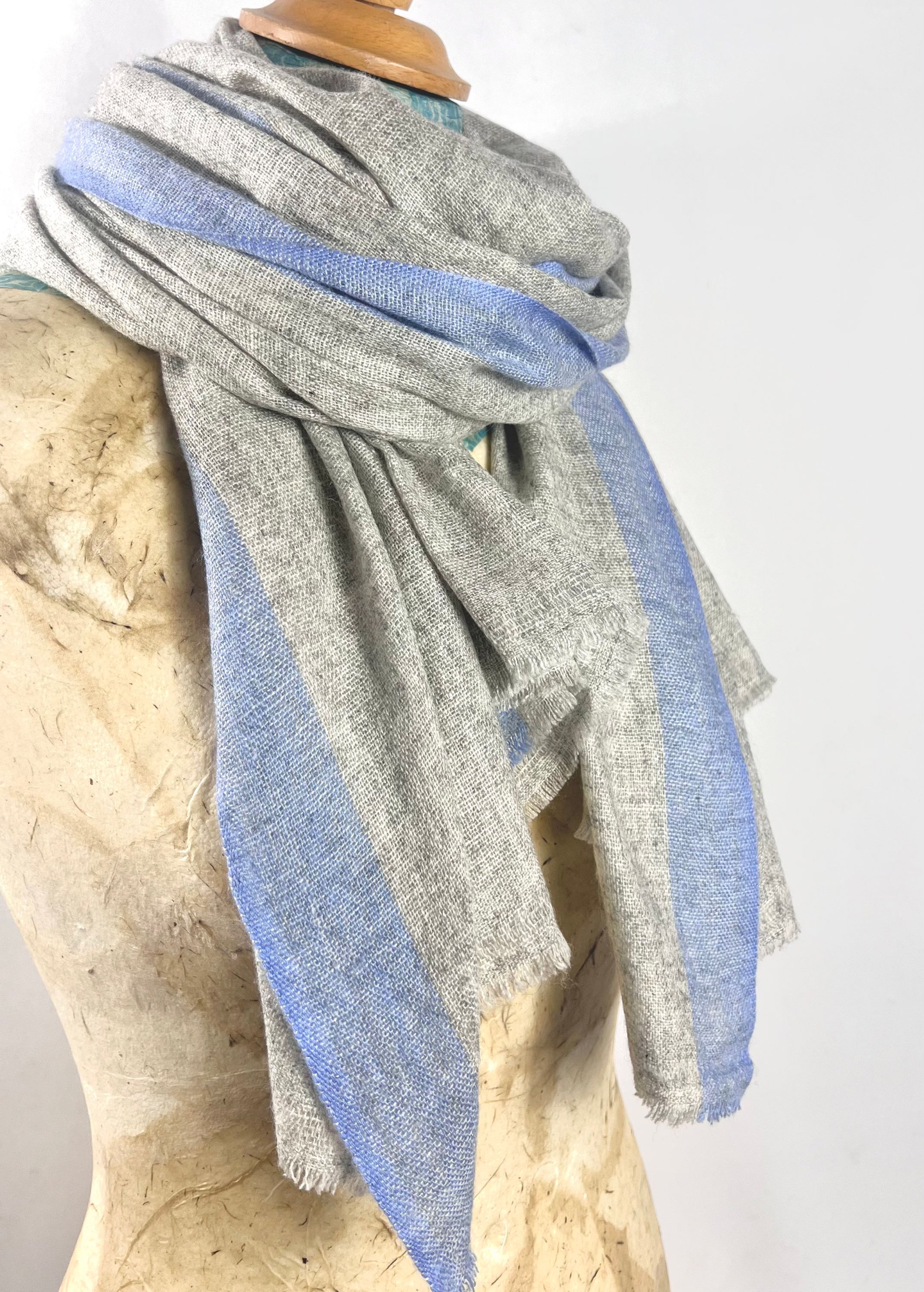 GRIS CLAIR BORDURÉ BLEU CIEL