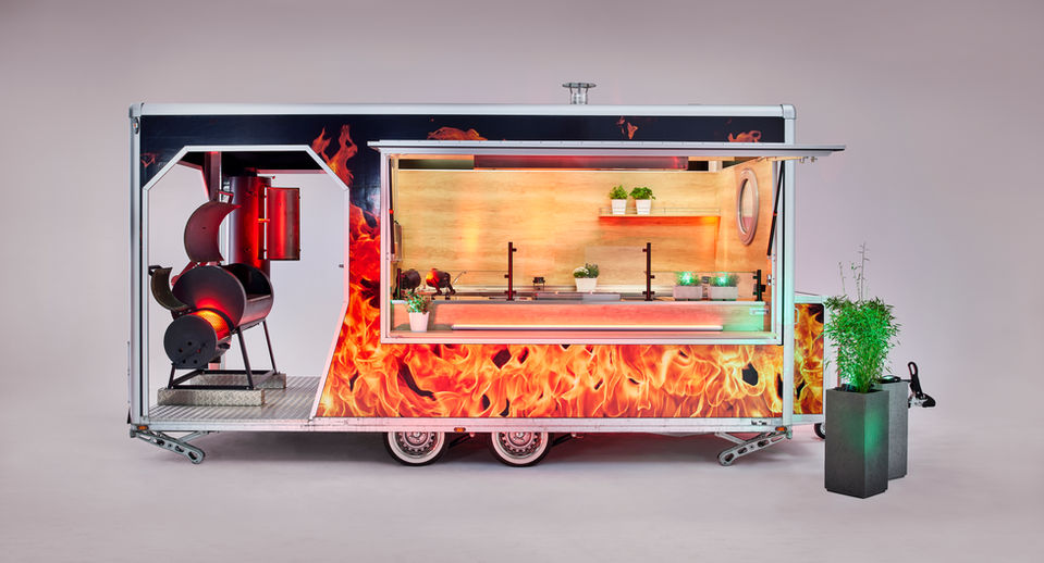 BBQ Verkaufsanhänger „Veranda Trailer – Premium BBQ“ mit 5,00 m Länge und 2,40 m Sonderbreite, tiefgelegter Achse, feuriger Folierung und professioneller Grillausstattung – mobiler BBQ-Food-Trailer mit Edelstahlküche, Holzdekor und LED-Veranda-Beleuchtung. Europaweit exklusiv bei multitrailer erhältlich.