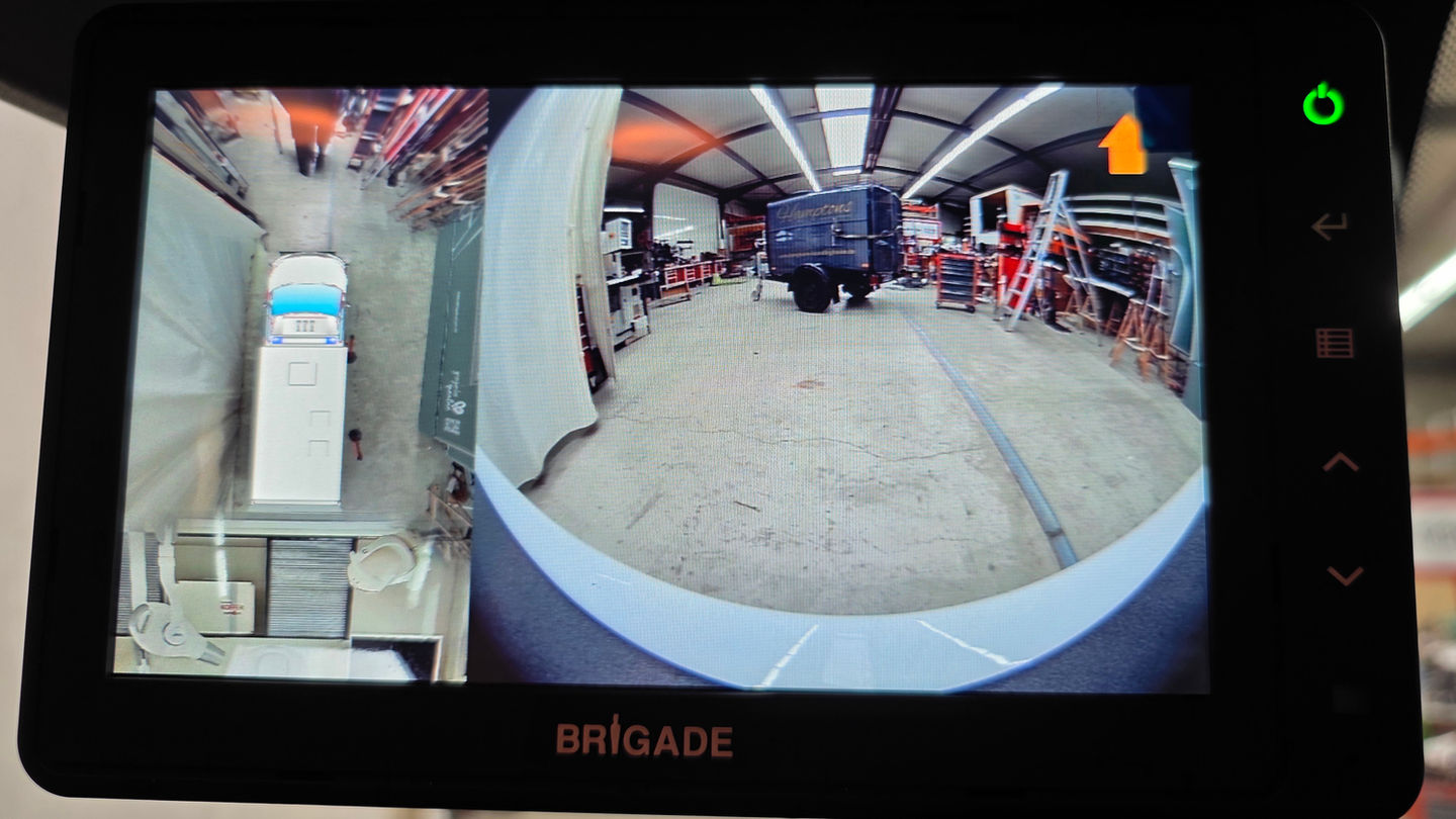 Der im Fahrerhaus installiert Bildschirm gehört zum verbauten innovativen KI-Kamera-Überwachungssystem der Firma Brigade. Diese verbindet eine 360° Rundum-Sicht mit Überwachungskamers im Fahrzeug zu r Einbruchssicherheit. Neben Live-Tracking per App und Push-Benachrichtungen bei Bewegungen / Annäherungen an das Fahrzeug bietet das System einen Datenrekorder über Cloud.