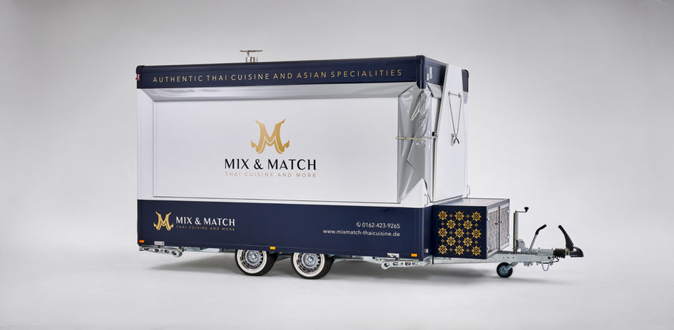 Foodtrailer „Mix & Match“ für thailändische Spezialitäten – Verkaufsanhänger mit 4 meter Länge, 2,40 m Breite, Profi-Wok-Ausstattung, Edelstahl-Innenausbau und hochwertigem Design – ideal für mobile asiatische Küche und Streetfood-Events.