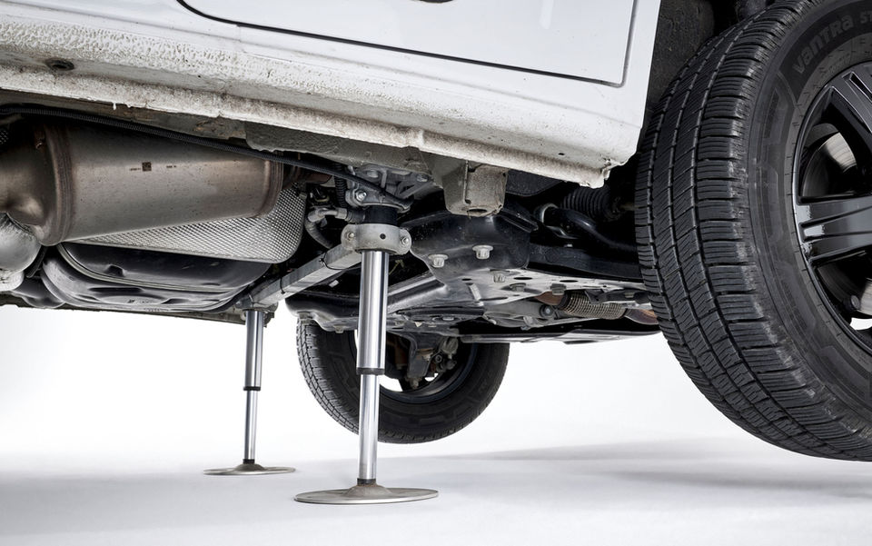 Barrierefreies Zahnarztmobil „BumV Mobil“ auf Fiat Ducato Basis mit elektrischer Rampe, autarker Stromversorgung und kompletter zahnmedizinischer Ausstattung für mobile Behandlungen im Rollstuhl – moderne mobile Zahnarztpraxis für Pflegeheime, Schulen und Hausbesuche. Hydraulisches E&P Stützensystem AL-KO