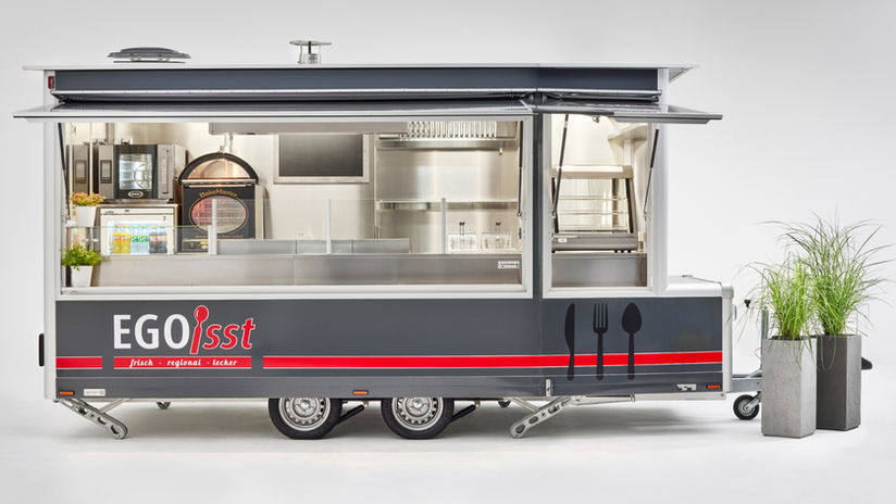 Verkaufsanhänger „EGO isst Trailer“ in Grau-Rot mit Edelstahl-Innenausstattung, 4,50 m Länge und 2,40 m Sonderbreite, komplett ausgestattet für Imbiss und Catering – mobiler Food-Trailer mit Hochleistungsgeräten und stilvollem Design.