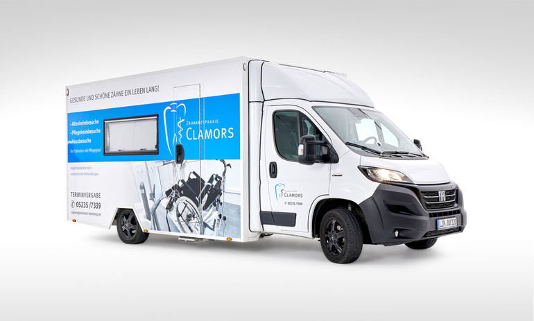 Barrierefreies Zahnarztmobil „BumV Mobil“ auf Fiat Ducato Basis mit elektrischer Rampe, autarker Stromversorgung und kompletter zahnmedizinischer Ausstattung für mobile Behandlungen im Rollstuhl – moderne mobile Zahnarztpraxis für Pflegeheime, Schulen und Hausbesuche. Geschlossene Außenansicht