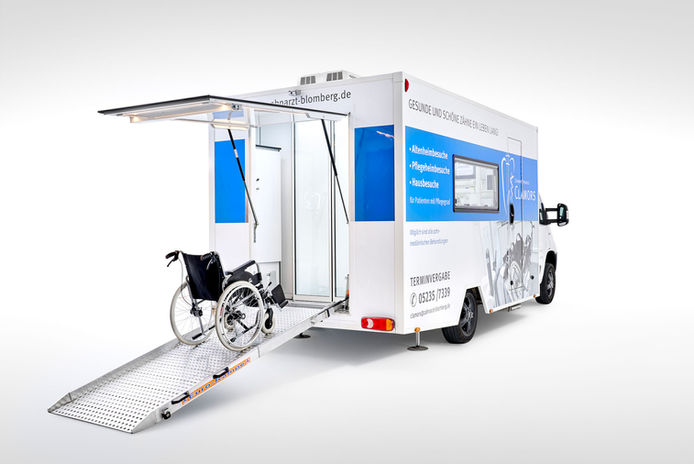 Barrierefreies Zahnarztmobil „BumV Mobil“ auf Fiat Ducato Basis mit elektrischer Rampe, autarker Stromversorgung und kompletter zahnmedizinischer Ausstattung für mobile Behandlungen im Rollstuhl – moderne mobile Zahnarztpraxis für Pflegeheime, Schulen und Hausbesuche. Barrierefreier Zugang dank Rollstuhlrampe oder Lift