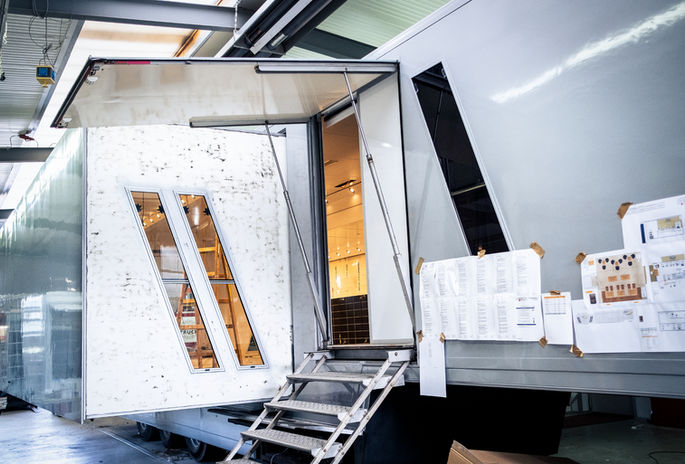 Auflieger mit Slide-Outs, herausfahrbare Erker. Als mobile Kantine für Industriegebiete. Mit professioneller Gastronomieküche und einem großen Sitzbereich für die Gäste.
