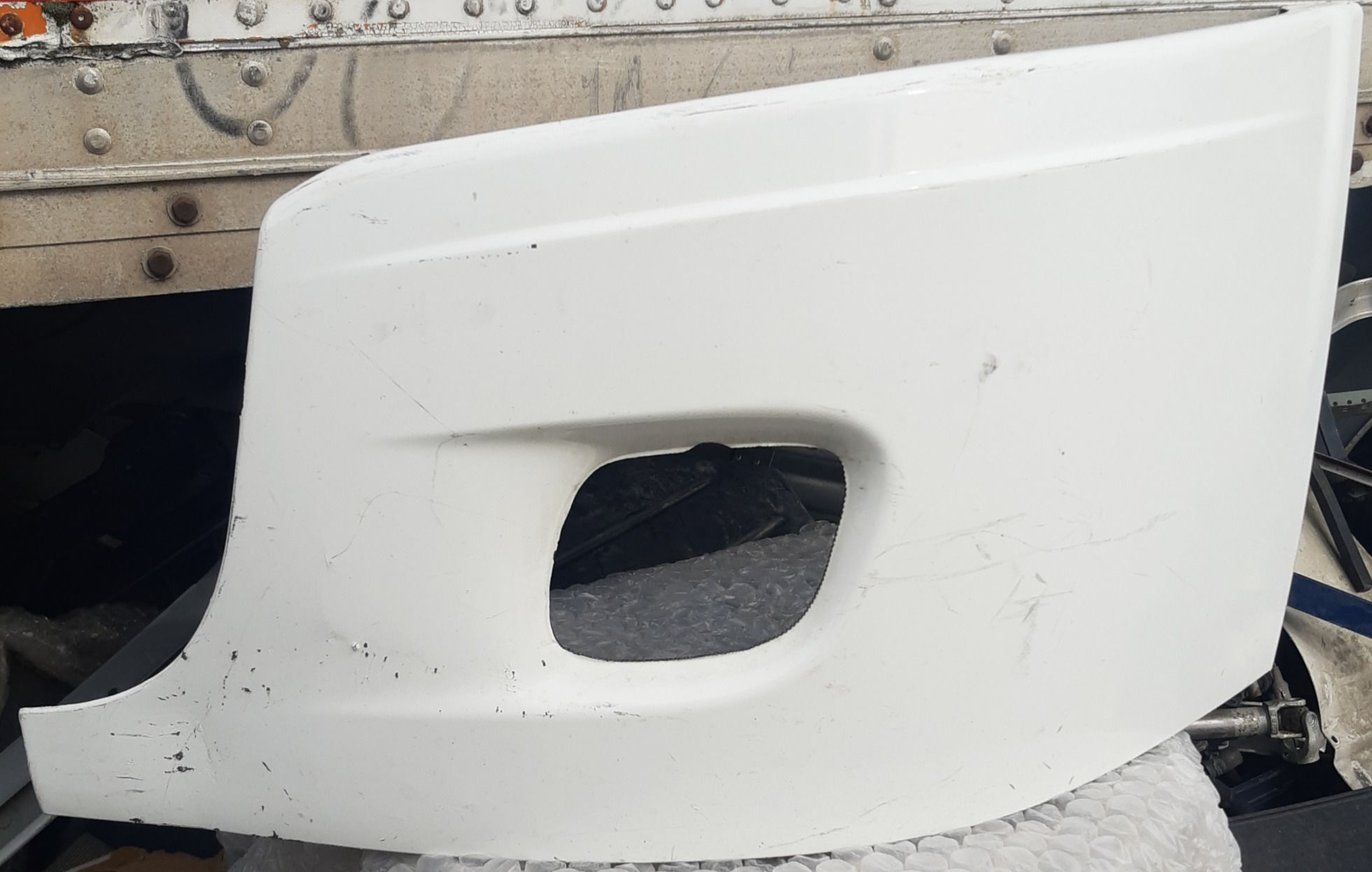 EXTENCION DERECHA FACIA FREIGHTLINER CASCADIA