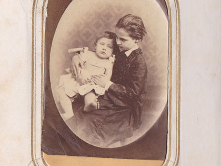 Családi összefonódások az erdélyi nemesi családok gyermekkori fotóin keresztül