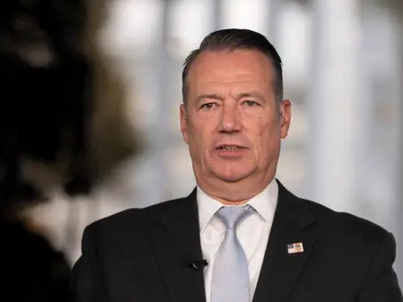 Juez ordena al jefe del ICE explicar por qué se niega el debido proceso a inmigrantes detenidos