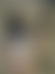 Sukses. Pengguna detektor harta karun menemu batangan emas.