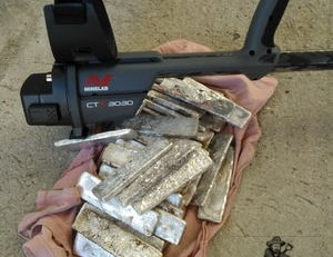 Sukses. Pengguna detektor harta karun menemu batangan emas.