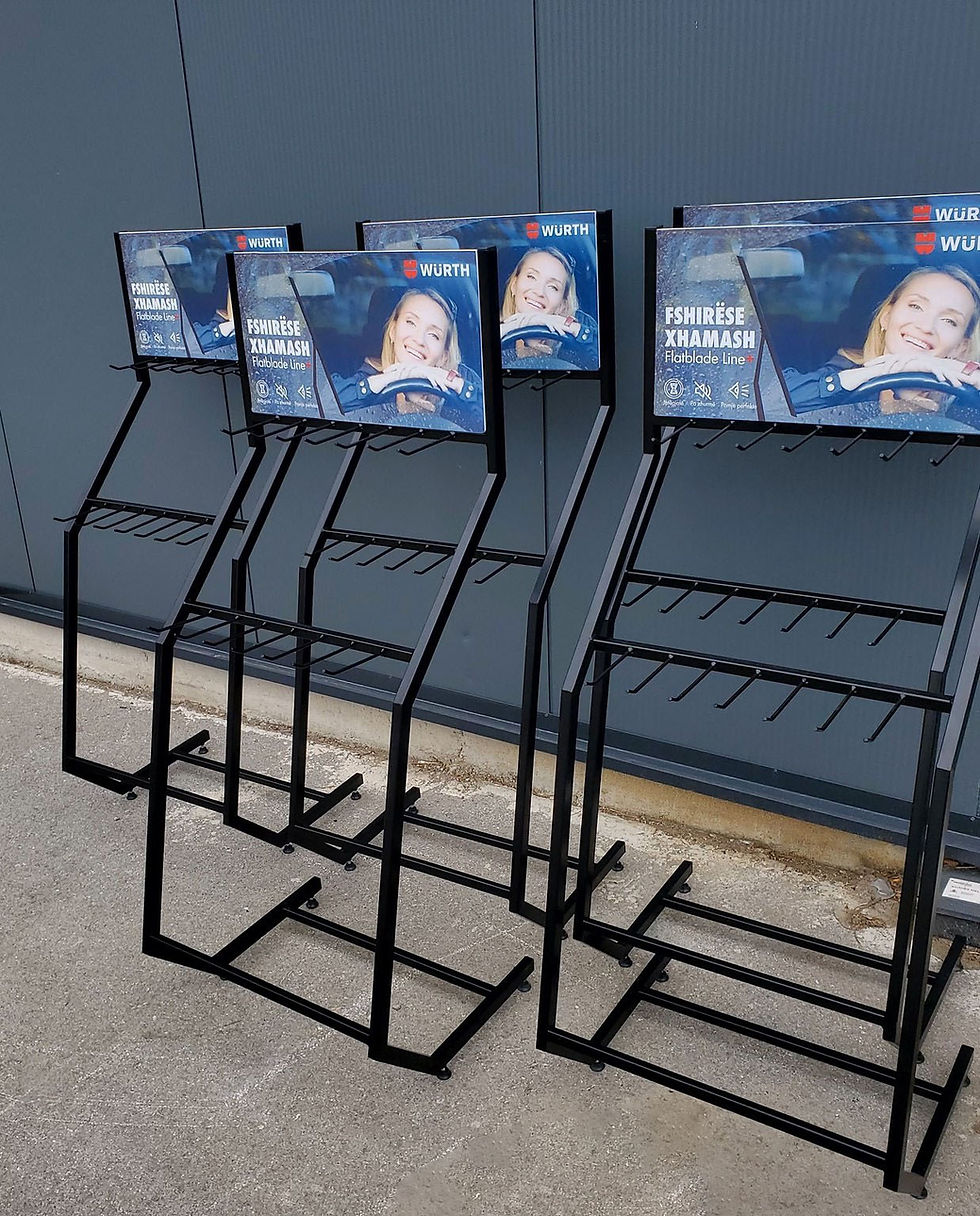Vier Würth Scheibenwischer-Displays, Metallregale