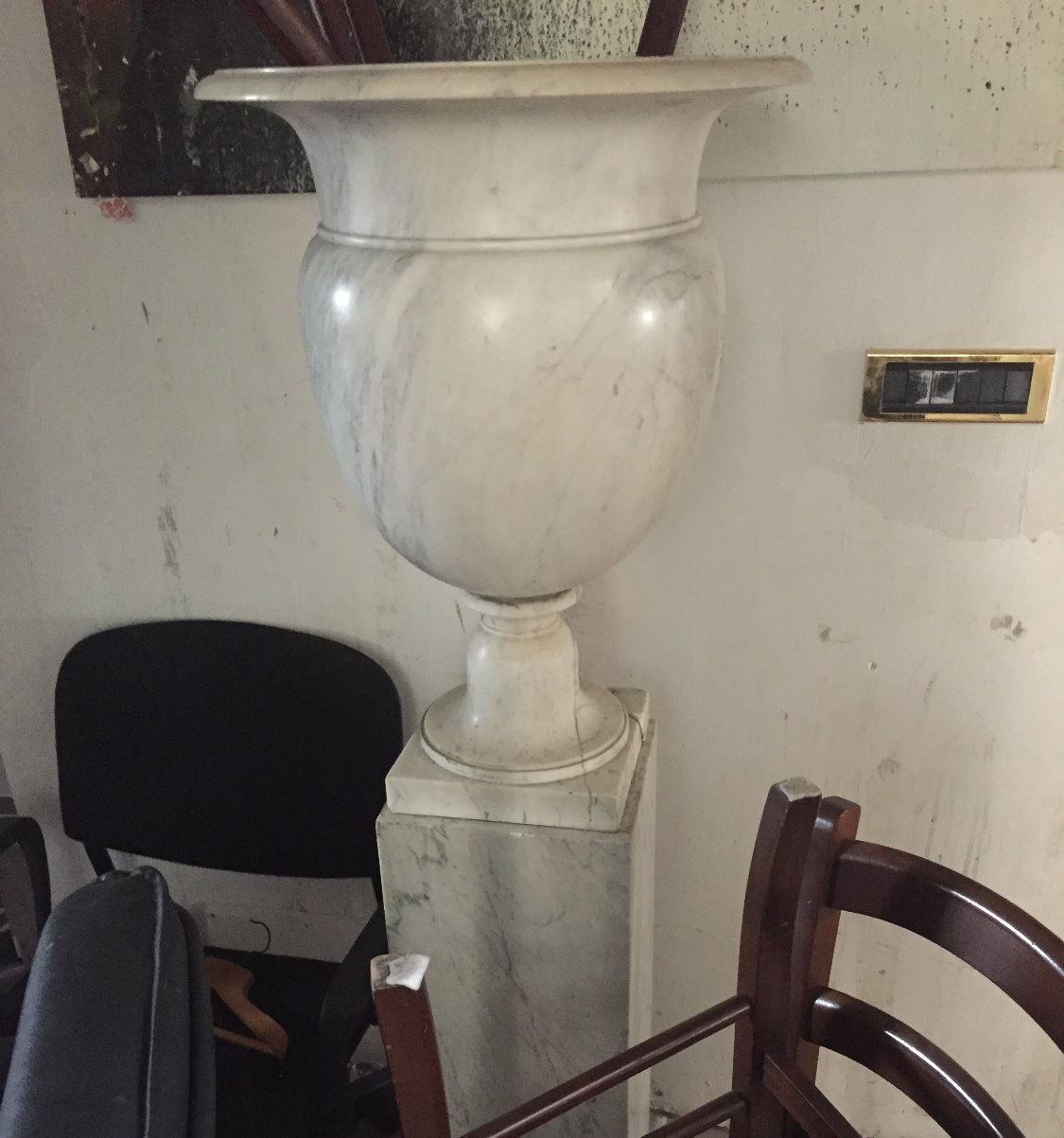 colonna in marmo con vaso