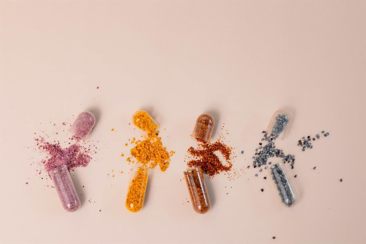 Una dermatóloga recomienda aplicar activos como retinoides y vitamina C en la piel antes que tomarlos como suplementos