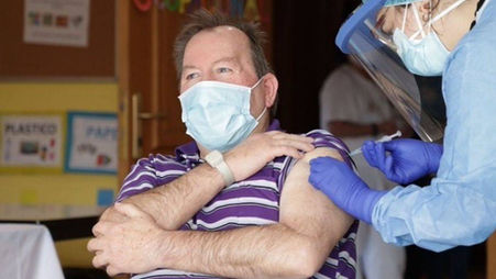 Sanidad aconseja la vacunación frente a la Covid-19 a mayores de 70 años, sanitarios y personas vulnerables