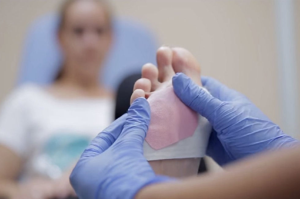 La mitad de los mayores de 75 años padece onicogrifosis, una alteración de las uñas que provoca engrosamiento