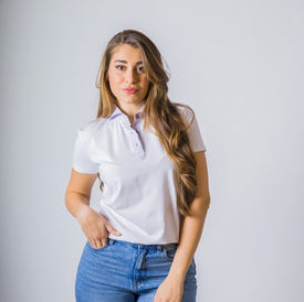 Изглед отпред на бяла поло тениска с яка и копчета. 