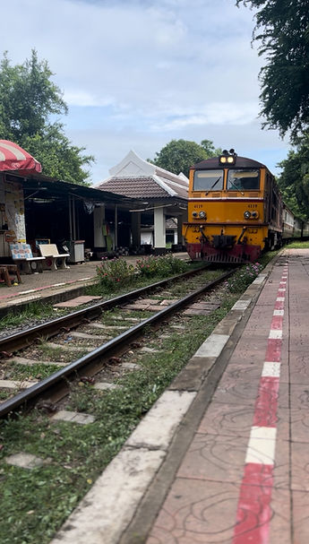 Le train local rentre en gare avant de passer le pont de la rivière Kwai (visiter Kanchanaburi avec guide francophone)