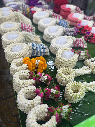 Les étals du marché aux fleurs sont riches en couleurs et senteurs (visiter Bangkok la nuit avec guide francophone)