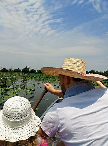 Père et sa fille faisant du bateau sur les champs de lotus (guide francophone visite guidée)