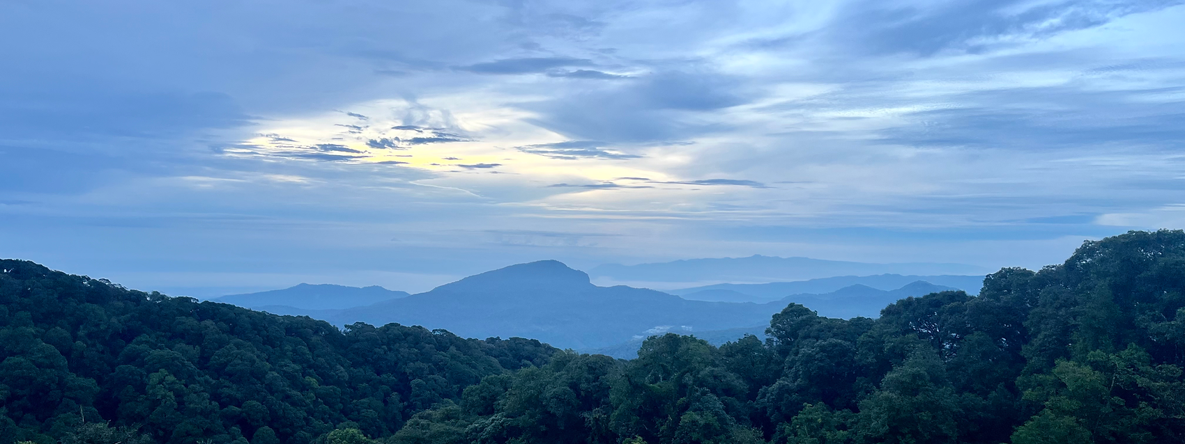 L'une des vues imprenable prise à l'aurore dans l'un des parcs nationaux de Thaïlande
