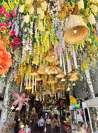 Les allées du marché aux fleurs de Bangkok sont larges et colorés (à voir avec guide francophone Bangkok)
