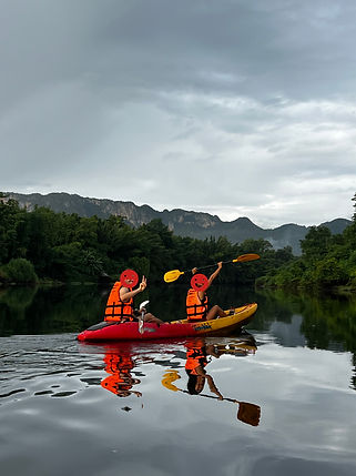 Les activités aquatiques sur la rivière Kwai ne manquent pas (visiter Kanchanaburi avec guide francophone)