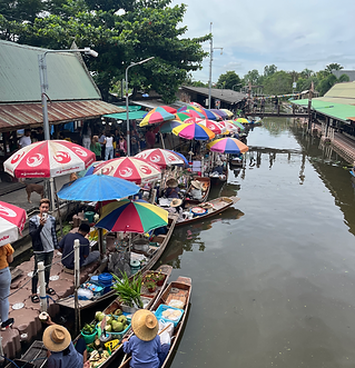 Les vendeurs en barque du marché flotant de Thakha à visiter avec guide francophone Bangkok