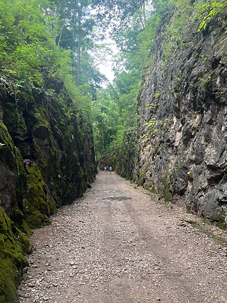 La ligne de chemin de fer fut même creuser à travers la montagne (visiter Kanchanaburi avec guide francophone)