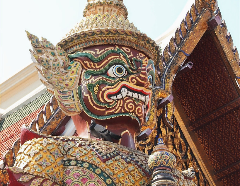 Démon géant à l'entrée du Grand Palais (guide francophone Bangkok)