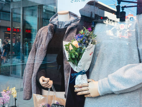 ユニクロ御徒町店1階で展開される「ユニクロフラワー」