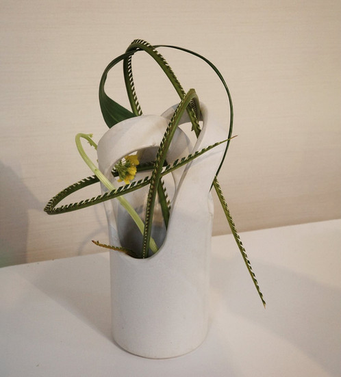 モダンないけばな作品の写真