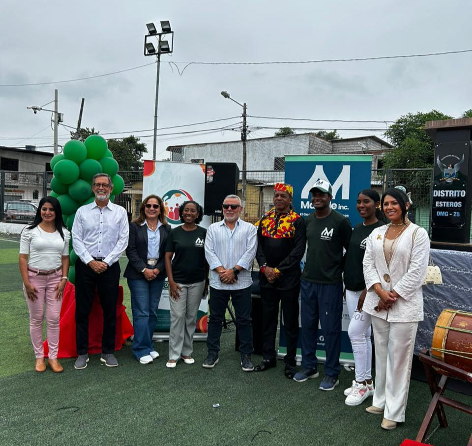 Autoridades durante el evento de mangle