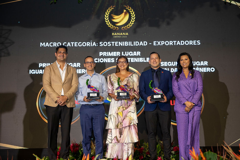 De izquierda a derecha: Jorge Encalada, presidente de AEBE; Leonardo Viteri, Vicepresidente de Asuntos Corporativos de Reybanpac; Mónica Molineros, Gerente Comercial de Reybanpac; y Nover Henríquez, Gerente General de Sumifru; y Pamina González, subdirectora de AEBE.