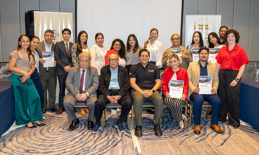 Periodistas quienes asistieron al evento recibiendo sus diplomas