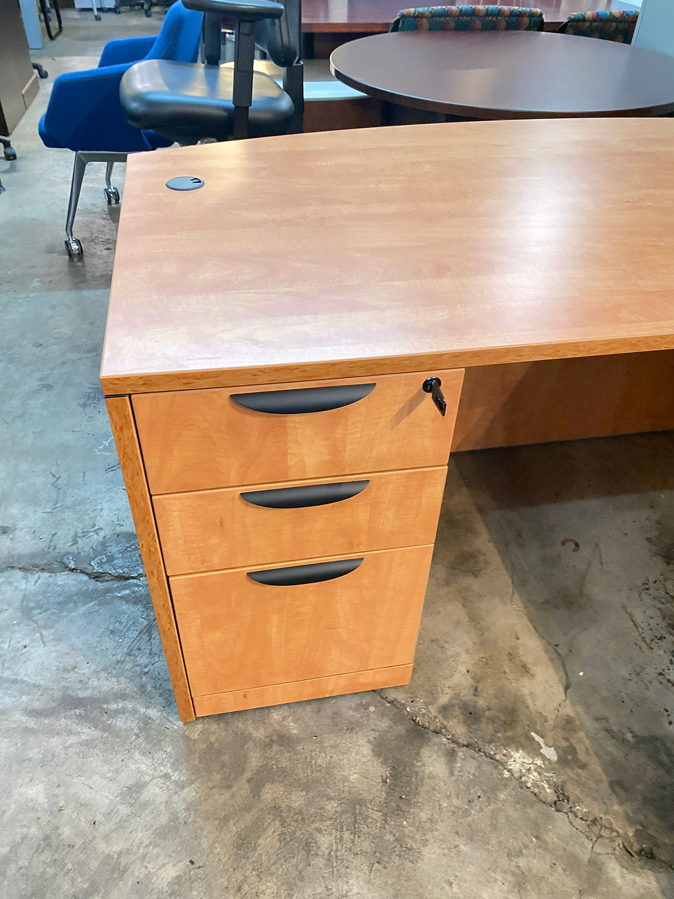Thumbnail: L shaped desk 