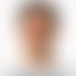 Illustrazione medica dei seni paranasali con poliposi nasale su volto umano, utilizzata per spiegare la rinosinusite cronica