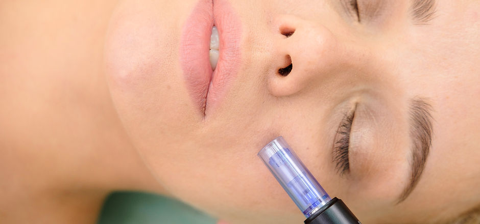 Cosmetologist making mesotherapy injecti