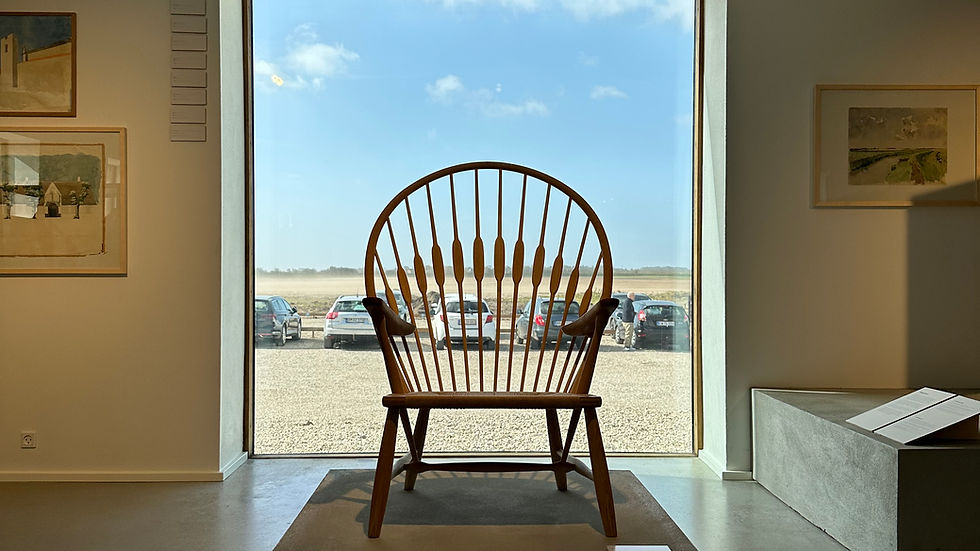 Her ses Hans J. Wegners kendte stolemodel PP550 også kaldet Påfuglestolen med en smuk baggrund ud i marsken