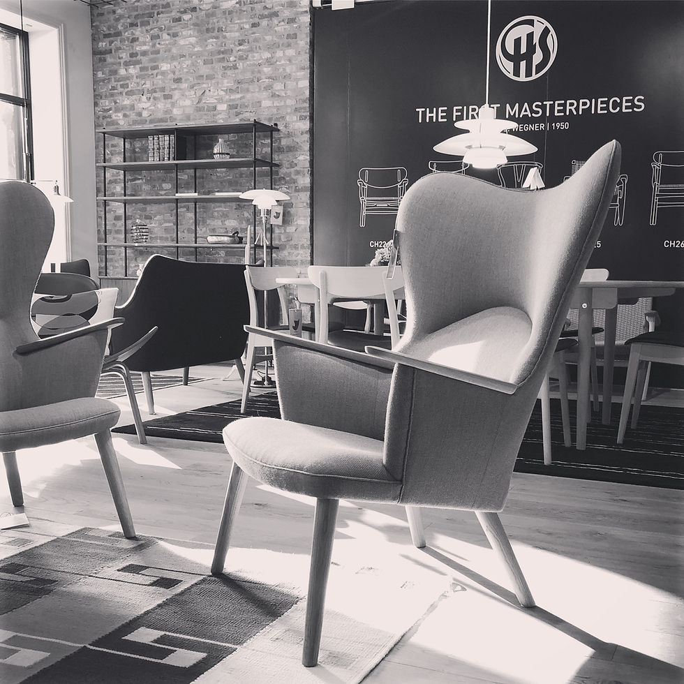 Her ses Hans J. Wegners hvilestol model CH78 også kaldet Mama Bear Chair