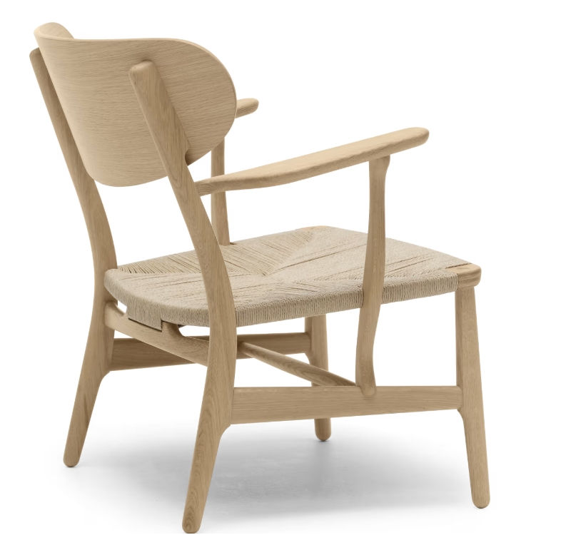 Her ses Hans J. Wegners CH22, der kom i produktion i 1950.