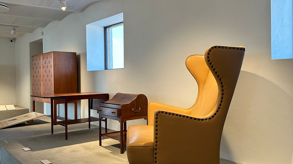 Sjældne Hans J. Wegner modeller står udstillet i smukke rammer på Museum Wegner midt i marsken