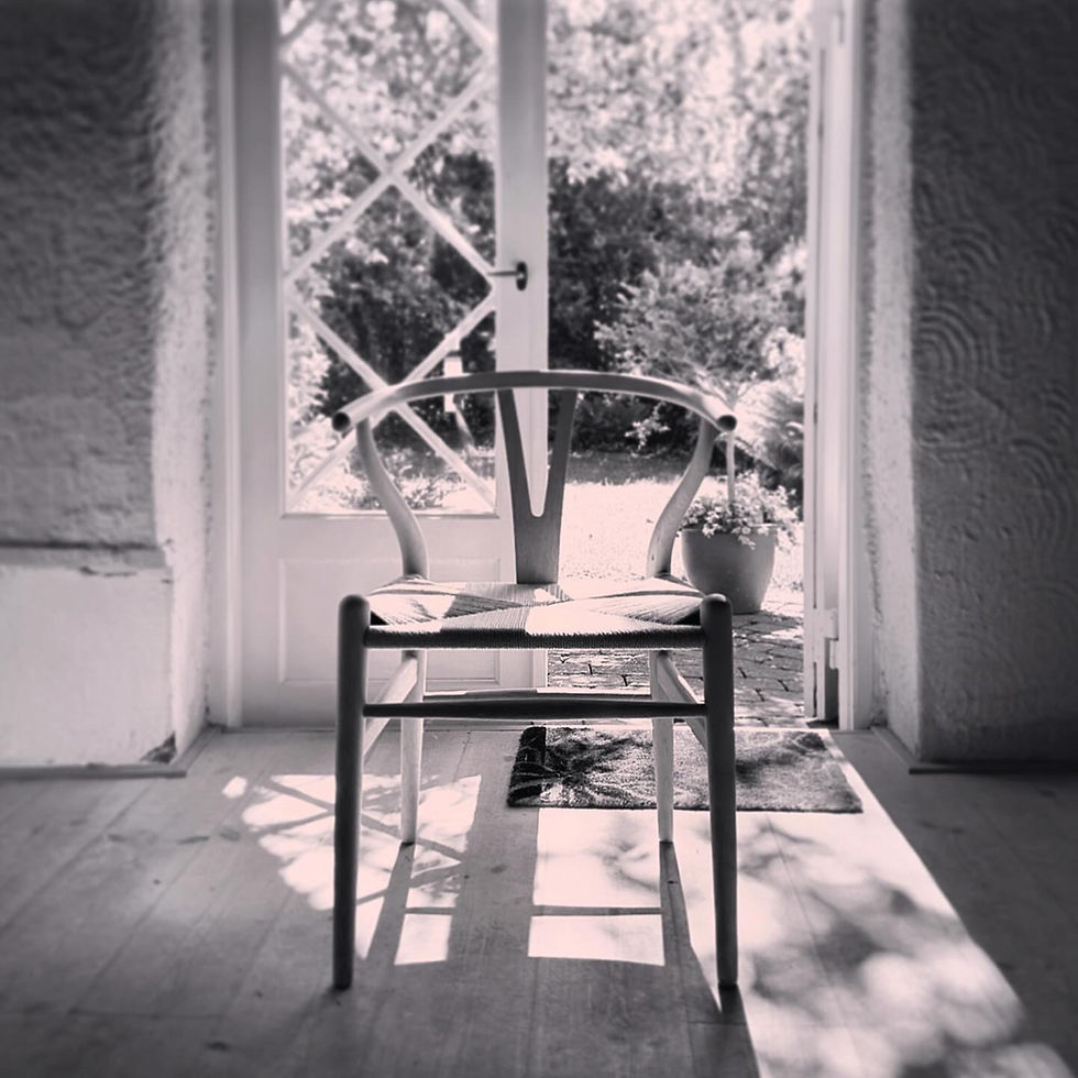 Her ses Hans J. Wegners Y-stol en smuk sommerdag i et fredet hus i Wegners fødeby Tønder