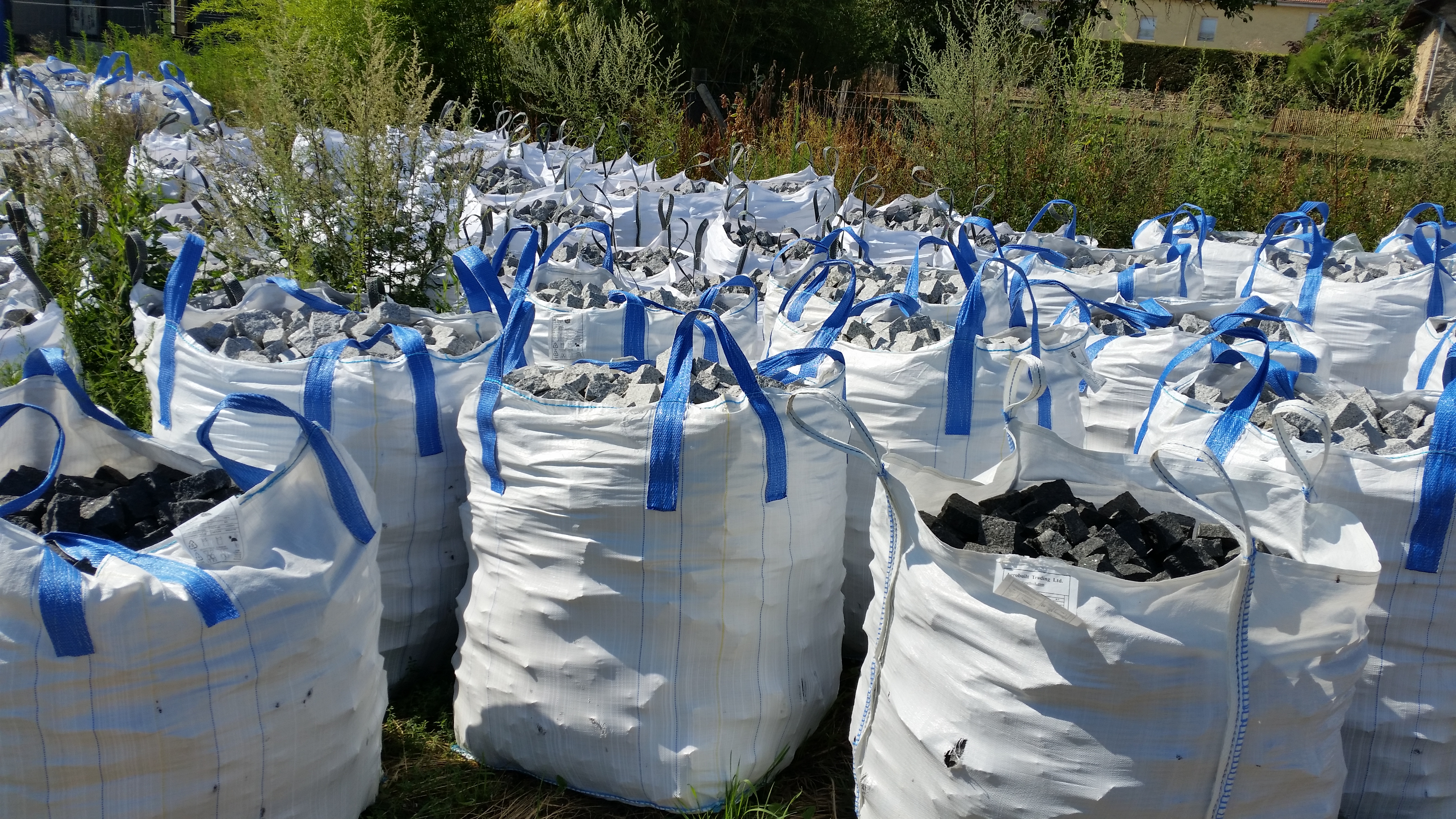 stockage des pavés sur le chantier